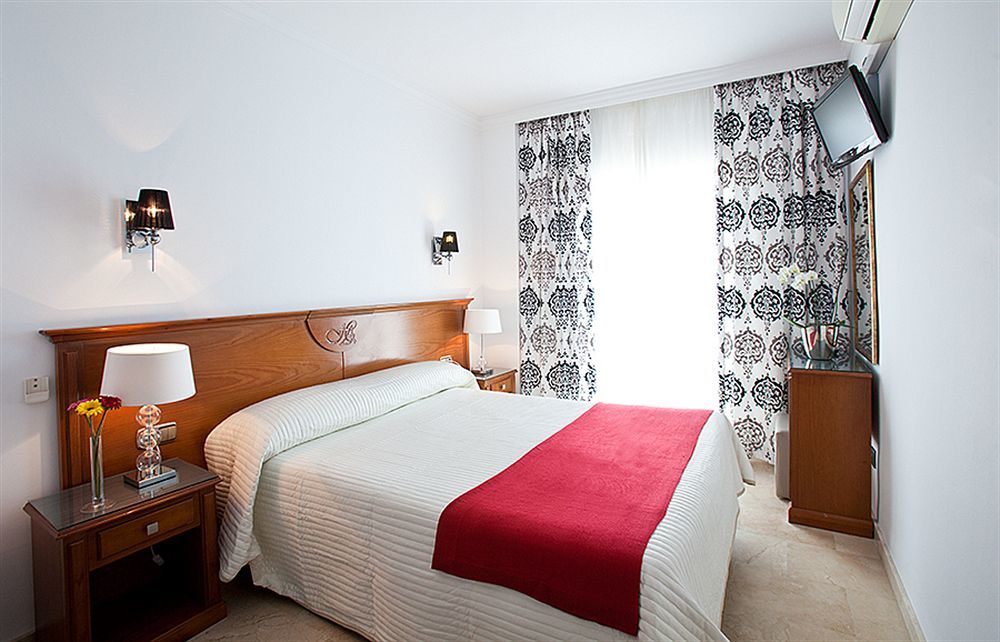 Abril Nerja Hotel Екстериор снимка
